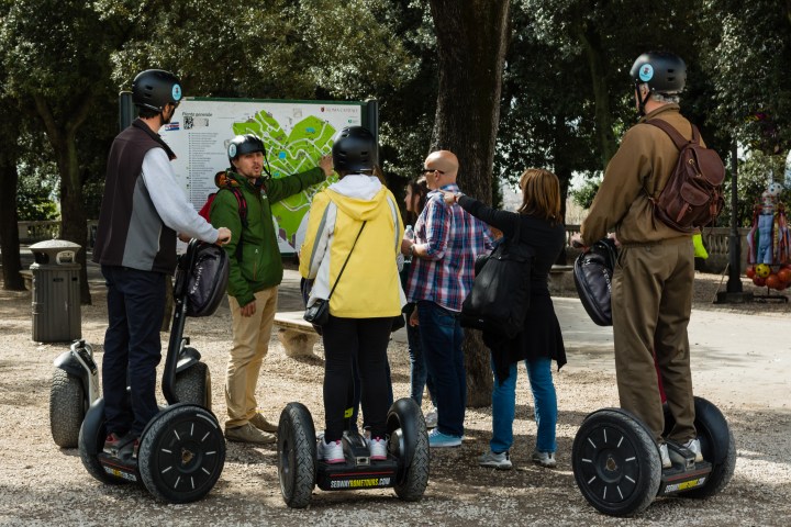 Gruppo che ascolta la guida