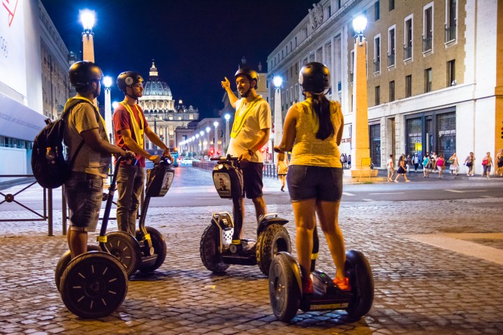 Segway tour di notte ascoltando la guida