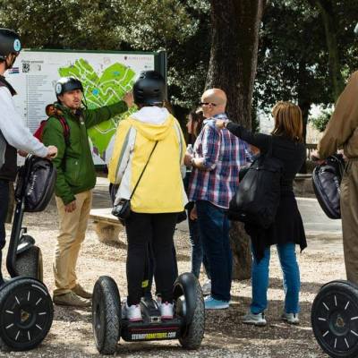 Guide che spiegano durante il tour 2