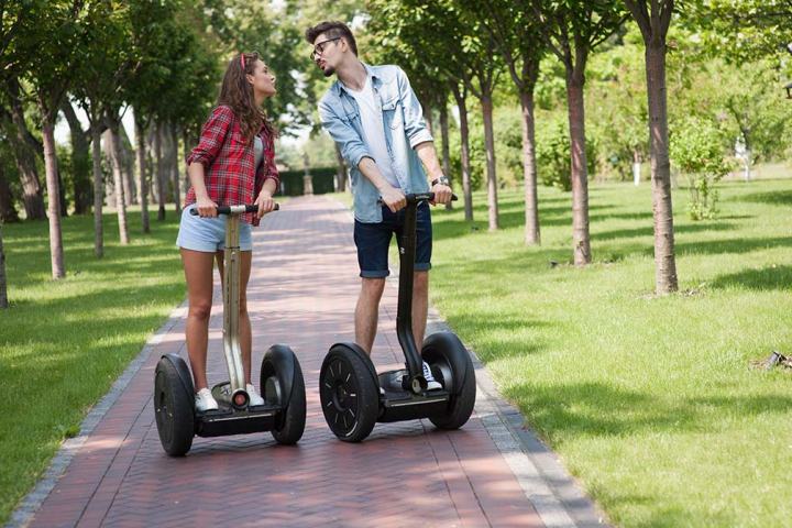 Coppia in un tour in segway
